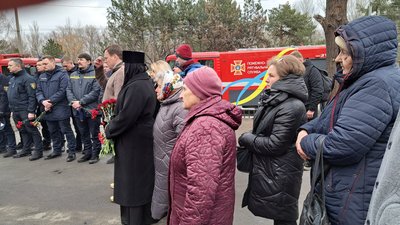 40 днів трагедії. Біля зруйнованого ракетним ударом будинку в Дніпрі провели панахиду за загиблими 40 днів трагедії. Біля зруйнованого ракетним ударом будинку в Дніпрі провели панахиду за загиблими