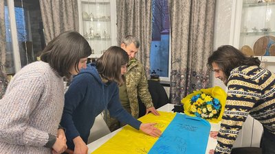 Він — у теробороні, вона з сином — в окупації. Родина херсонського волонтера зустрілась через 9 місяців