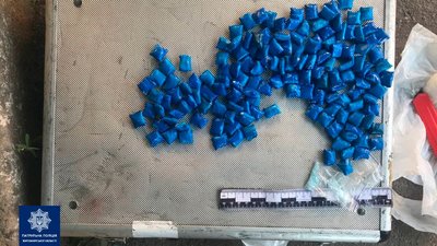 У Житомирі на поштовому відділенні у чоловіка в посилці знайшли ймовірний психотроп У Житомирі на поштовому відділенні у чоловіка в посилці знайшли ймовірний психотроп