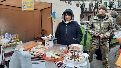 В Івано-Франківську школярі організували благодійний ярмарок, щоб допомогти ЗСУ В Івано-Франківську школярі організували благодійний ярмарок, щоб допомогти ЗСУ