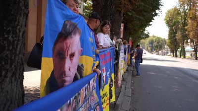 Учасники акції стояли вздовж однієї із головних вулиць міста