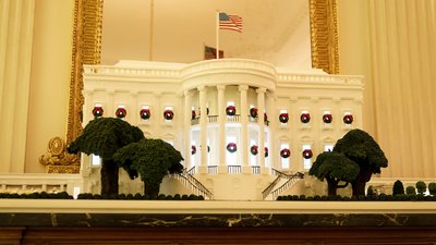 Меланія Трамп прикрасила Білий дім до Різдва. Вашингтон, 30 листопада 2020 року Меланія Трамп прикрасила Білий дім до Різдва. Вашингтон, 30 листопада 2020 року