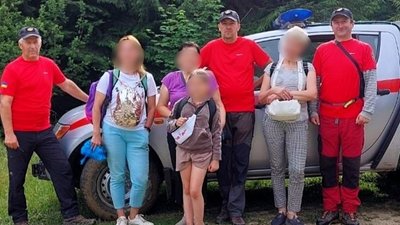 Рятувальники допомогли знесиленим туристкам з Київщини спуститися з гори на Франківщині