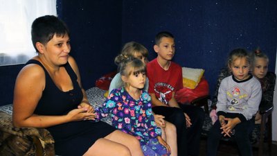 Американець, який з 21 рік мешкає в Україні, придбав дім для багатодітної сімʼї на Вінниччині Американець, який з 21 рік мешкає в Україні, придбав дім для багатодітної сімʼї на Вінниччині