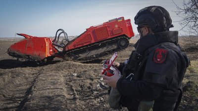 Український сапер працює з системою розмінування DOK-ING MV-10
