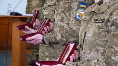 У Житомирі рідним загиблих за Україну воїнів передали державні нагороди У Житомирі рідним загиблих за Україну воїнів передали державні нагороди