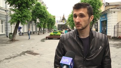 У Житомирі на проїжджій частині автодоріг встановлюють "лежачих поліцейських" У Житомирі на проїжджій частині автодоріг встановлюють "лежачих поліцейських"