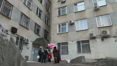 Екстремальні пологи: у Черкасах жінка народила на клумбі перед лікарнею