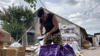 Анна Куркуріна показує, що привезли разом із волонтерами у Киселівку на Миколаївщині, 30 жовтня