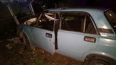 На Буковині водій врізався у бетонну навісу та впав у криницю