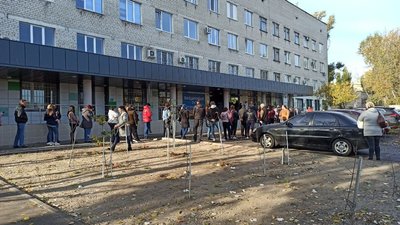 "Червона" зона у Дніпрі. Черги у пунктах вакцинації не меншають