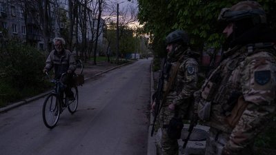 Мирний житель їде велосипедом по вулиці у Костянтинівці