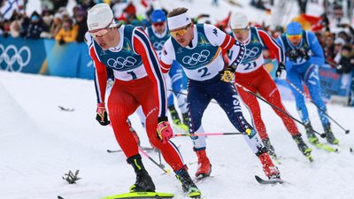 Йоганнес Клебо попереду під час спринту в лижних перегонах на Олімпійських іграх-2026