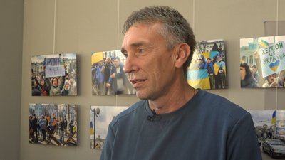 "Я йшов, бо знав, що там — люди, що це треба висвітлювати". Репортаж із фотовиставки "Нескорений Херсон" у Франківську "Я йшов, бо знав, що там — люди, що це треба висвітлювати". Репортаж із фотовиставки "Нескорений Херсон" у Франківську