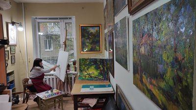 Полтавська художниця Марина Рожнятовська працює у своїй майстерні Полтавська художниця Марина Рожнятовська працює у своїй майстерні
