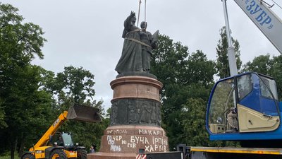 У Переяславі демонтували монумент на честь 300-річчя "возз’єднання" України з Росією