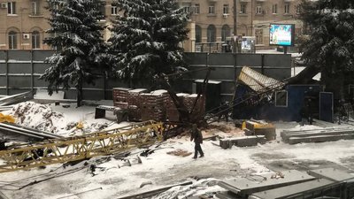 В центрі Харкова впав будівельний кран