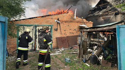 Обстріл Золочева 13 липня: пошкоджені дев'ять будинків, знищений гараж та вантажівка Обстріл Золочева 13 липня: пошкоджені дев'ять будинків, знищений гараж та вантажівка