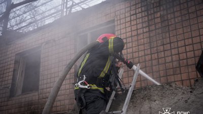 Працівник ДСНС на місці влучання в Одесі, 15 березня 2024 рік