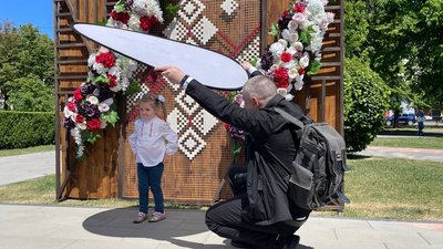 "Вишиваємо перемогу": у Черкасах під час фотосесії збирали гроші для ЗСУ "Вишиваємо перемогу": у Черкасах під час фотосесії збирали гроші для ЗСУ