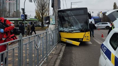 Автобус зіткнувся з електроопорою
