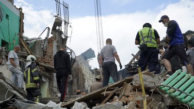 У Чугуєві з-під завалів будинку культури дістали загиблу жінку