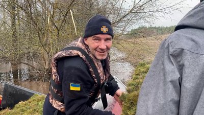 Моторний човен замість підтопленого моста: на Новгород-Сіверщині розлилася Десна Моторний човен замість підтопленого моста: на Новгород-Сіверщині розлилася Десна