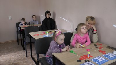 "Червоний мак — пам'ять народу". У Дніпрі для дітей переселенців з Луганщини зробили майстер-клас "Червоний мак — пам'ять народу". У Дніпрі для дітей переселенців з Луганщини зробили майстер-клас