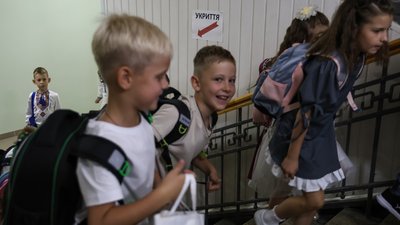 Учні спускаються в укриття школи у Києві під час повітряної тривоги 1 вересня 2026 року