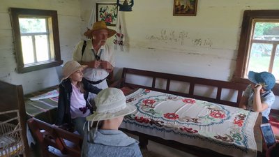 У музеї біля Луцька почали перекривати дах двохсотлітньої хати за старовинною технологією У музеї біля Луцька почали перекривати дах двохсотлітньої хати за старовинною технологією