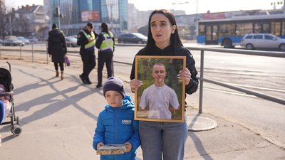 У Вінниці під час хвилини мовчання вшанували пам'ять полеглого Михайла Насадюка У Вінниці під час хвилини мовчання вшанували пам'ять полеглого Михайла Насадюка