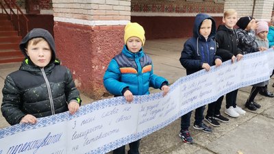 Три сотні школярів у Луцьку вийшли на руханку до Дня української писемності