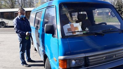 У Кропивницькому автобус театру ляльок підвозить медиків на роботу