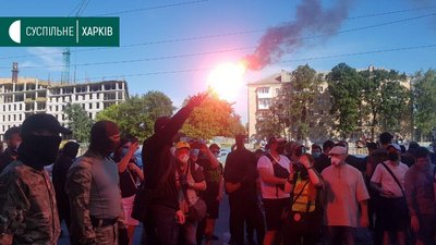 Біля офісу "ОПЗЖ" у Харкові спалили Російський прапор Біля офісу "ОПЗЖ" у Харкові спалили Російський прапор
