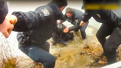Лежав на кризі. У Кропивницькому з річки витягли чоловіка