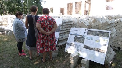 Жительки Ягідного розглядають стенди з візуалізацією дизайн-коду Жительки Ягідного розглядають стенди з візуалізацією дизайн-коду