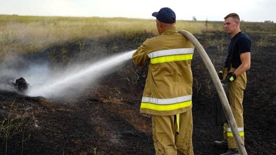 Рятувальники гасять пожежу Рятувальники гасять пожежу