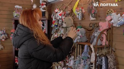 Майстриня Юлія Медведєва принесла в будинок свої іграшки Майстриня Юлія Медведєва принесла в будинок свої іграшки