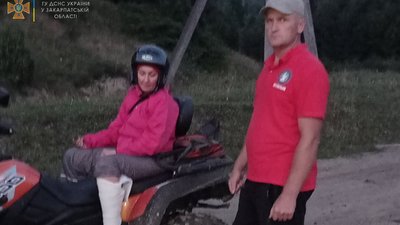Травмували ноги: в Карпатах рятувальники допомогли двом туристкам Травмували ноги: в Карпатах рятувальники допомогли двом туристкам