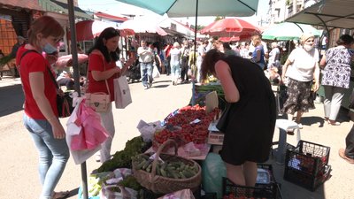 Фрукти, овочі та ягоди: хто та як контролює якість на ринках у Рівному Фрукти, овочі та ягоди: хто та як контролює якість на ринках у Рівному