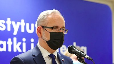У Польщі рекомендували вводити третю дозу вакцини від COVID-19. Кого щеплять
