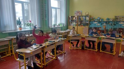 Учні Хмельниччини виготовляють обереги для військових Учні Хмельниччини виготовляють обереги для військових