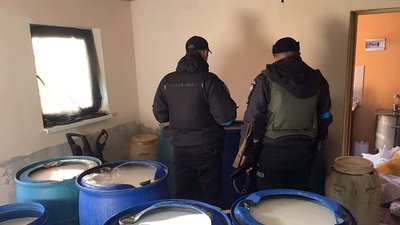 На Хмельниччині поліцейські "знешкодили" майже 5 тисяч літрів браги та 150 літрів самогону