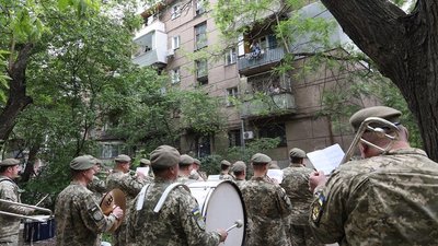 В Одесі із Днем морської піхоти із оркестром привітали 99-річного ветерана-морпіха