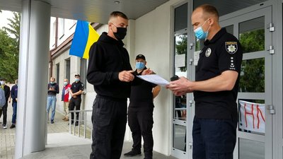 "Вони - харківські робінгуди": у Рівному націоналісти пікетували поліцію "Вони - харківські робінгуди": у Рівному націоналісти пікетували поліцію