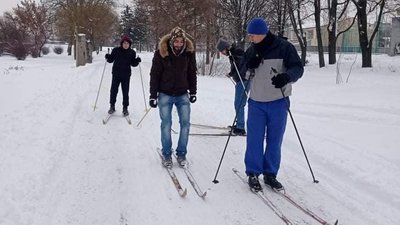 У Кропивницькому іноземні студенти вчаться кататись на лижах У Кропивницькому іноземні студенти вчаться кататись на лижах