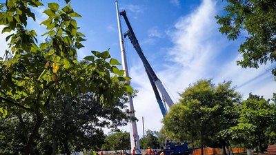 У Миколаєві встановили 72-метровий флагшток для державного прапора