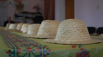 Микола Чирва з Підгородного 39 років виготовляє солом'яні брилі
