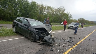 Біля Хмельницького на автодорозі Житомир-Чернівці зіткнулося чотири автівки
