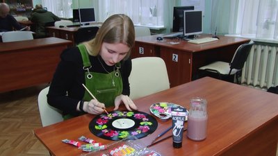 Ольга Лях розмальовує платівку